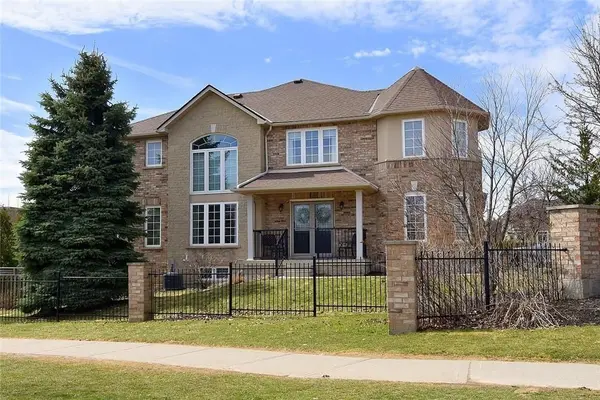 39 Panabaker DR #7, Hamilton, ON L9G 0A2