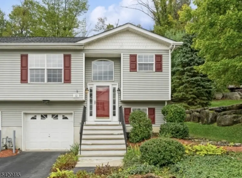 12 Oak Point Dr, Hamburg Boro, NJ 07419