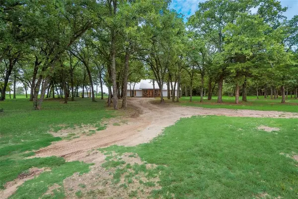 1402 Posey Brewer Road, Sunset, TX 76270