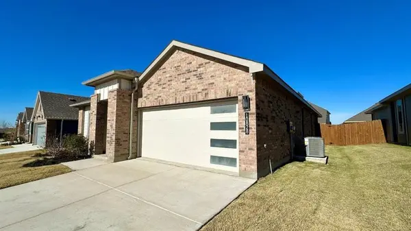 10828 BLACK ONYX Drive, Fort Worth, TX 76036