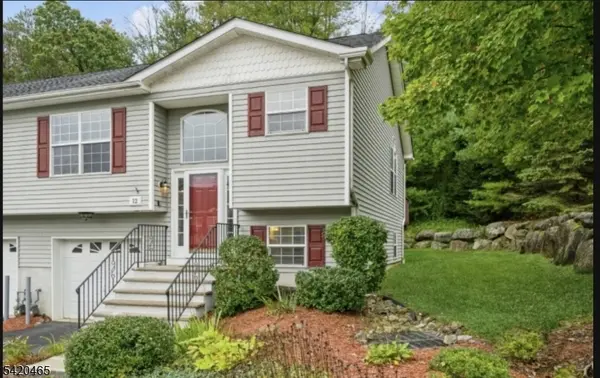 12 Oak Point Dr, Hamburg Boro, NJ 07419