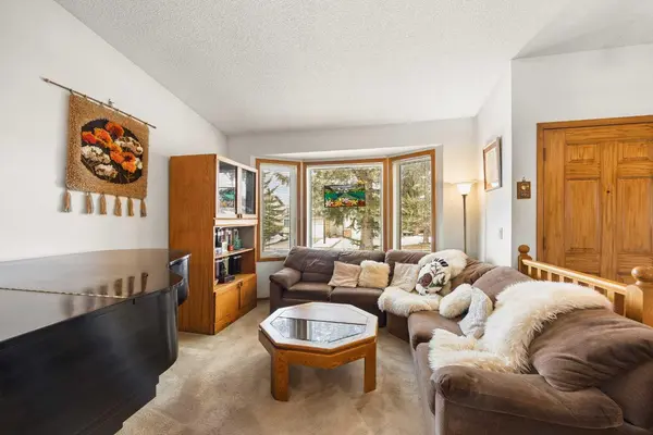 120 Edforth CRES NW, Calgary, AB T3A 3X3