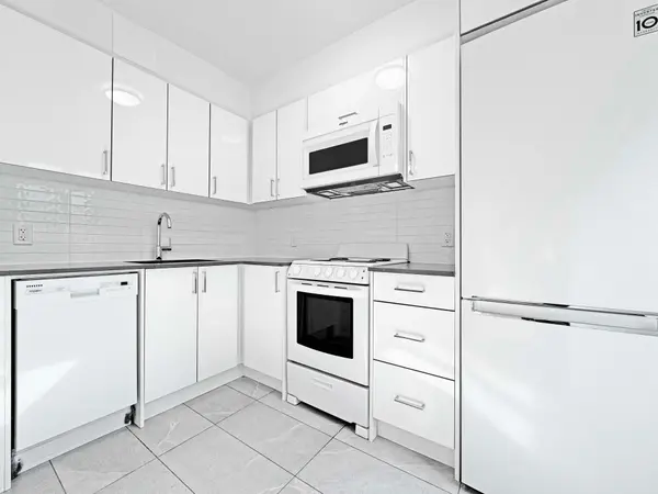 398 Avenue RD #525, Toronto C02, ON M4V 2H4