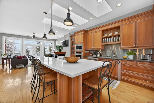 162 Kempenfelt DR, Barrie, ON L4M 1C2