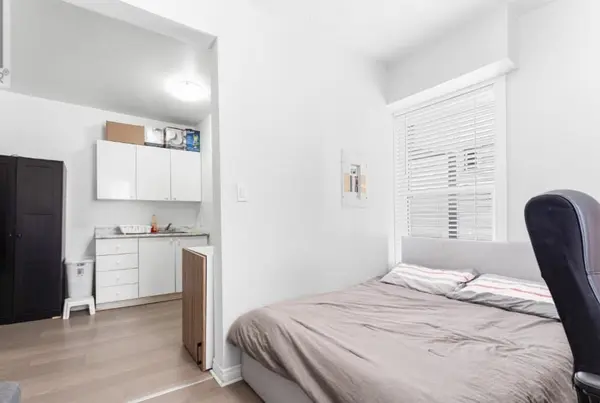 4 Eccles ST #2, West Centre Town, ON K1R 6S2