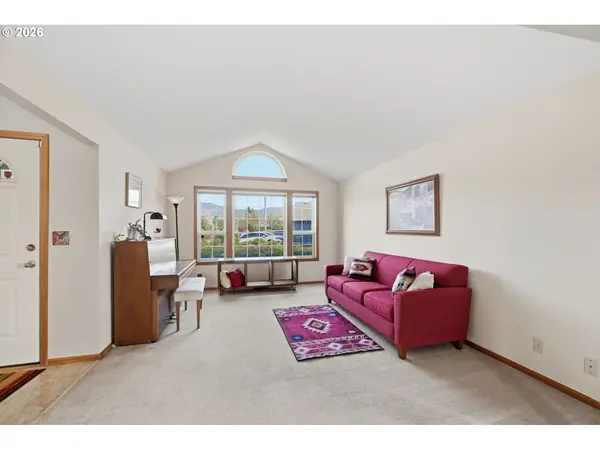 2277 BONNIE LN, Springfield, OR 97477