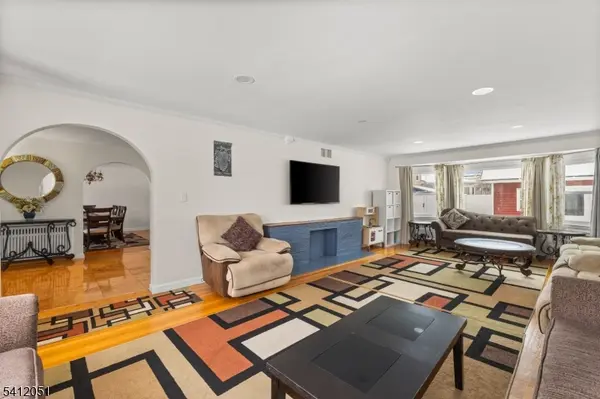 80 Glenwood Ave, Elmwood Park Boro, NJ 07407