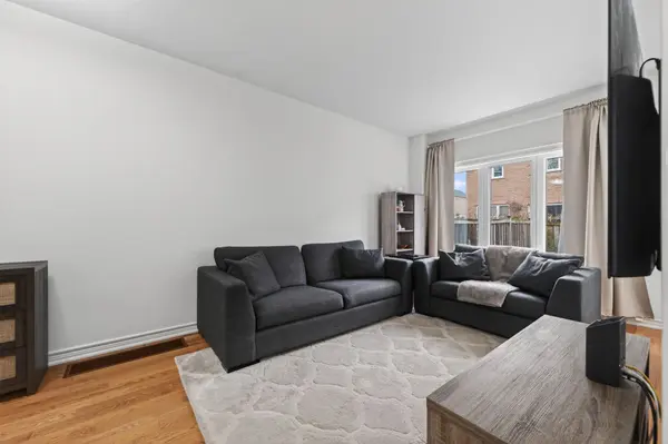 71 Puccini DR #9, Richmond Hill, ON L4E 4X8