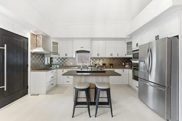 32 Victoria BLVD, Toronto W04, ON M6M 2C1