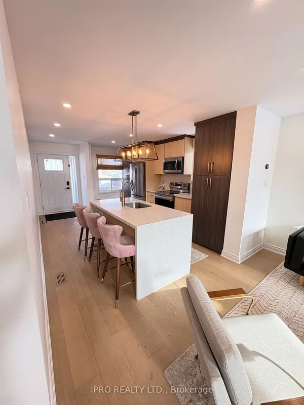 Upper- 852 Thistle Down CT, Mississauga, ON L5C 3K6