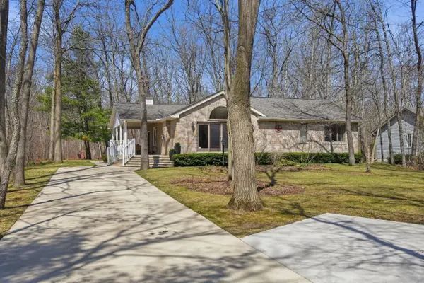 8816 Timberwood TRL, Lambton Shores, ON N0M 1T0