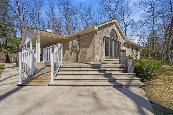 8816 Timberwood TRL, Lambton Shores, ON N0M 1T0