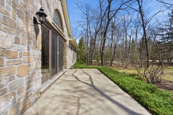 8816 Timberwood TRL, Lambton Shores, ON N0M 1T0