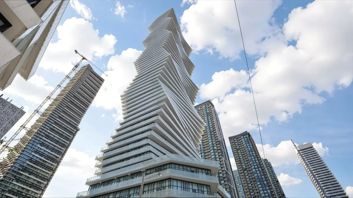 3900 Confederation Pkwy #604, Mississauga, ON L5B 0M3