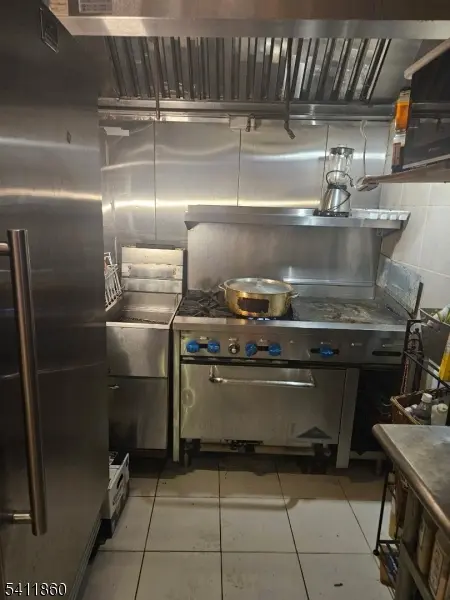 172 Thomas St, Newark City, NJ 07114