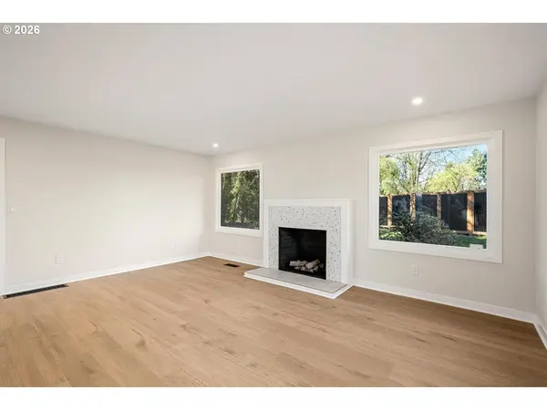 10721 NE 2ND AVE, Portland, OR 97211