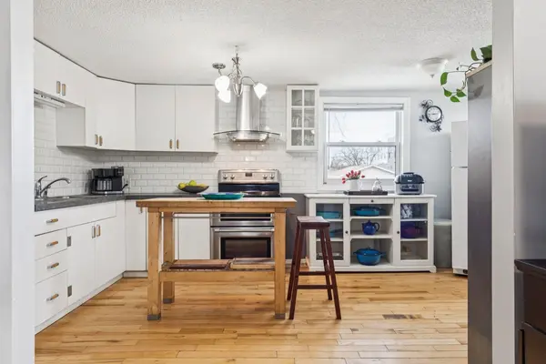 7417 24 ST SE, Calgary, AB T2C 0Y7