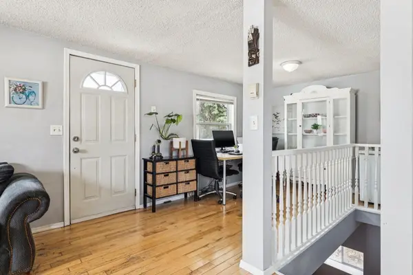 7417 24 ST SE, Calgary, AB T2C 0Y7