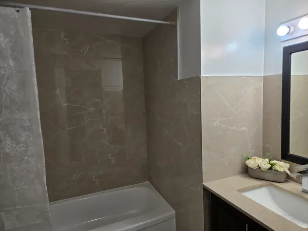 97 Nonquon RD #Apt #302, Oshawa, ON L1G 3R8