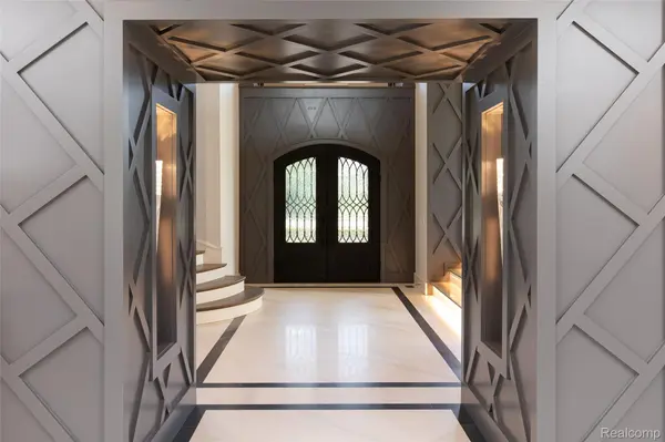 556 Barrington CT, Bloomfield Charter Township, MI 48304