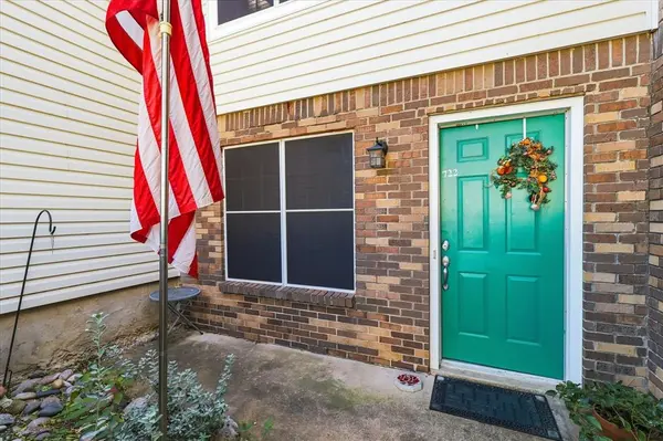 722 Creekwood Court, Lewisville, TX 75067