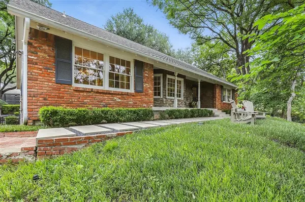 208 Rockwood Park Drive, Fort Worth, TX 76107