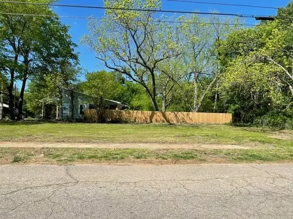 1011 E Houston Street, Paris, TX 75460