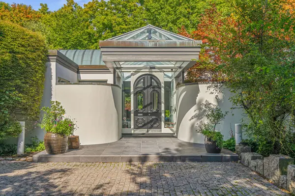 18 Timberglade CT, Toronto C12, ON M2L 2Y2