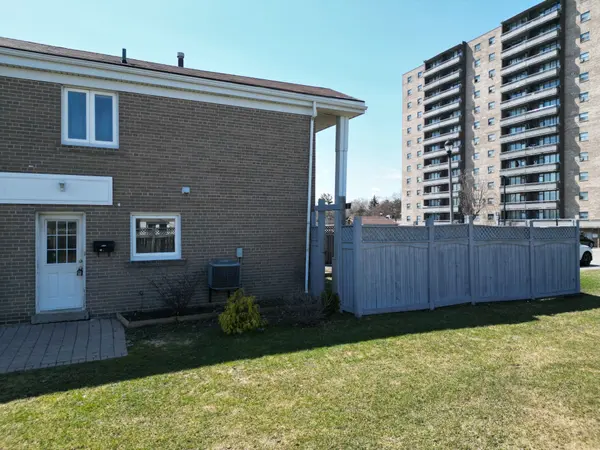270 Town House CRES, Brampton, ON L6W 3C7