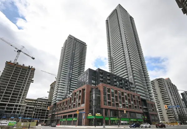 430 Square One DR #1811, Mississauga, ON L5B 0L6