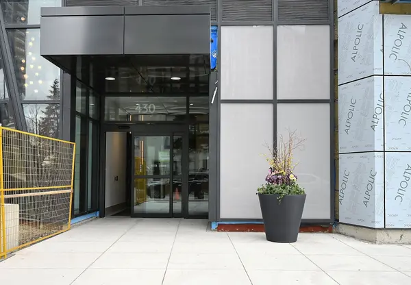 430 Square One DR #1811, Mississauga, ON L5B 0L6