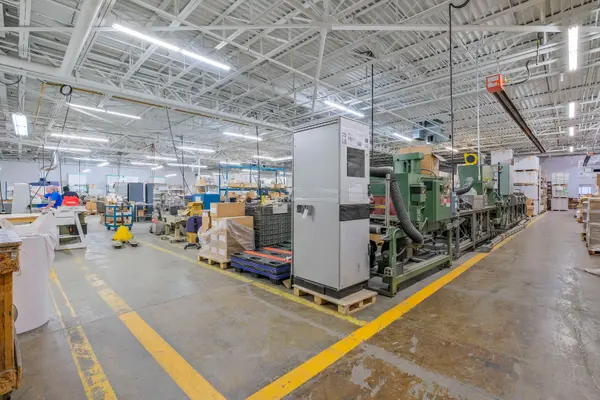 1550 Caterpillar RD #1, Mississauga, ON L4X 2W9