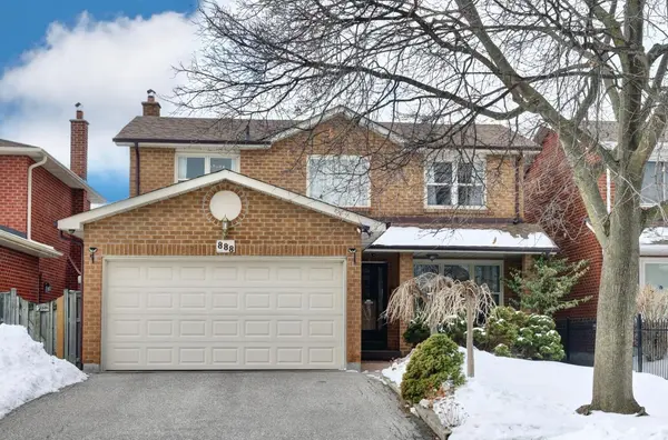 888 Messenger Meadow DR, Mississauga, ON L5C 3T2