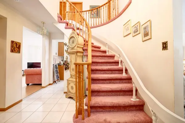 888 Messenger Meadow DR, Mississauga, ON L5C 3T2