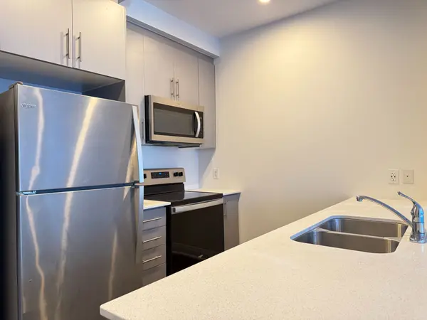 16 Concord PL #401, Grimsby, ON L3M 4E8