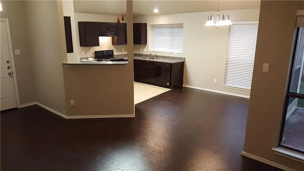 515 Valley Spring Drive, Arlington, TX 76018