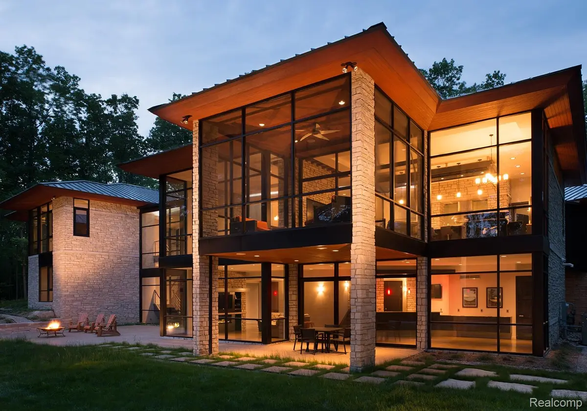 6956 Cooley Lake RD, White Lake Charter Township, MI 48383