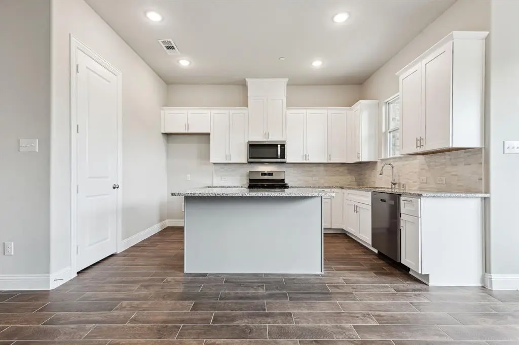 548 Hutchinson Lane, Lewisville, TX 75077