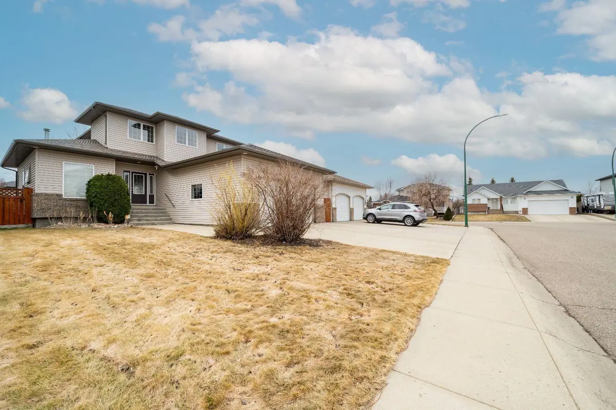 128 Stratton Close SE, Medicine Hat, AB T1B4S8