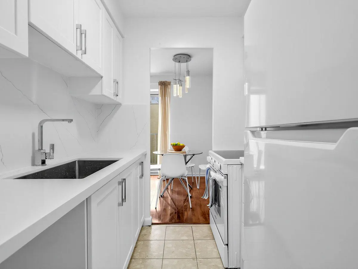 8 Kingsbridge CT #407, Toronto C07, ON M2R 1L5