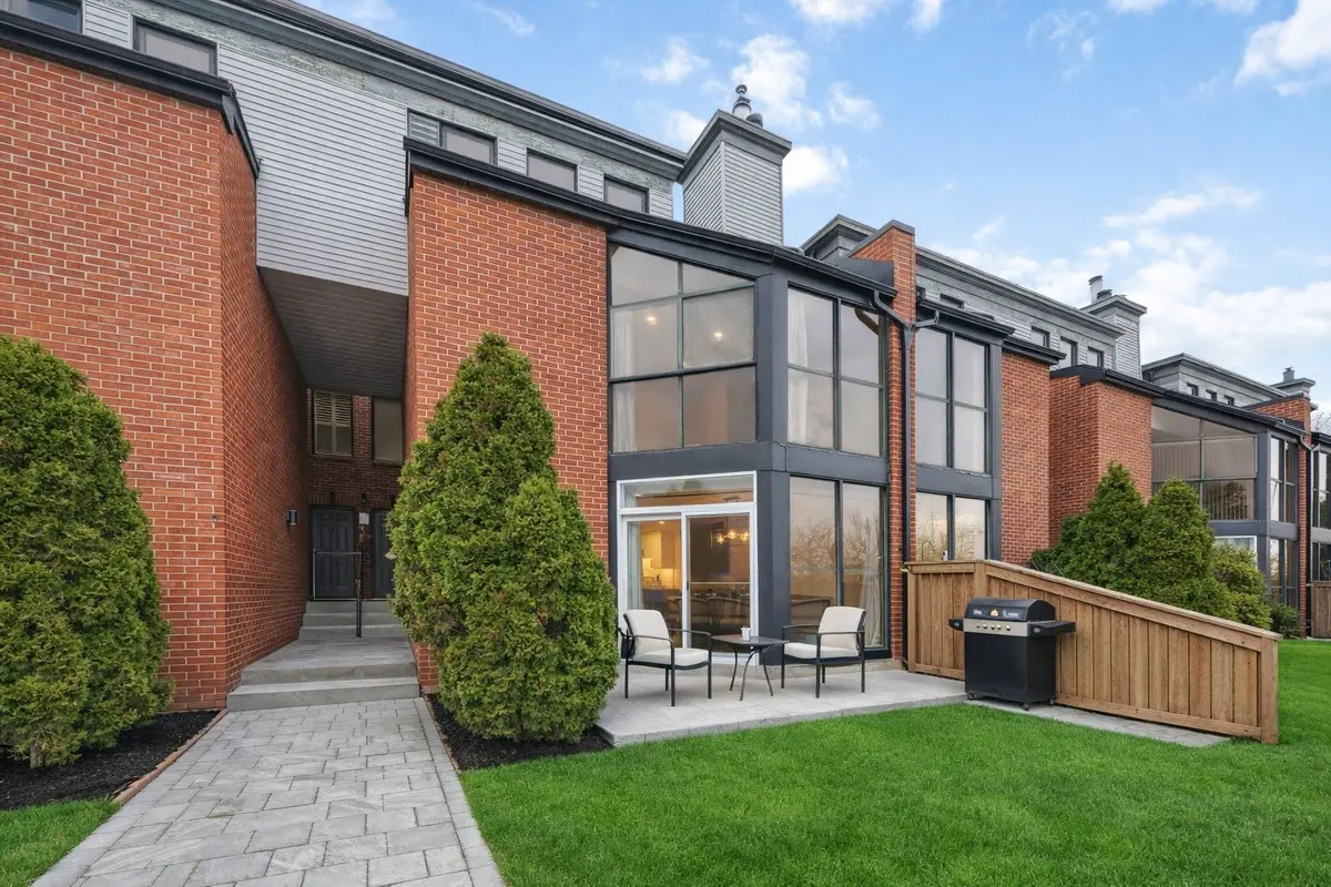 100 Arbors LN #TH #10, Vaughan, ON L4L 7G4