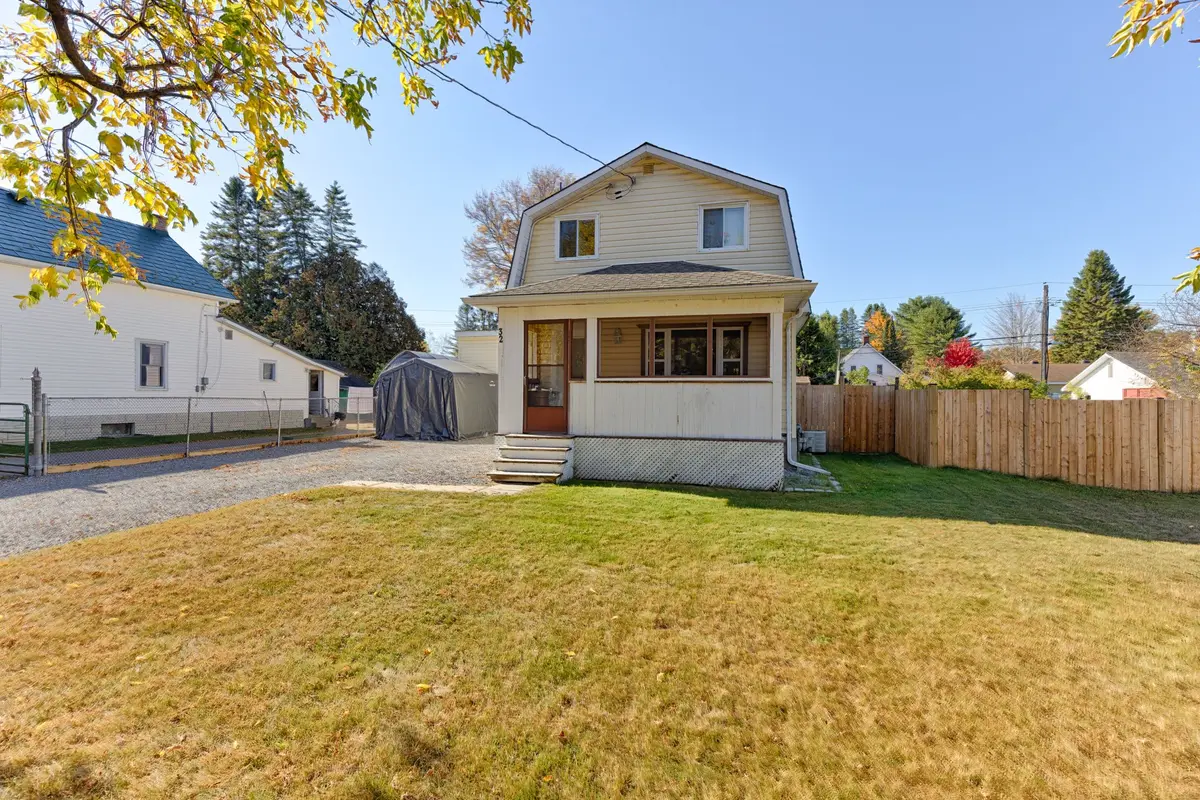 32 Railway ST, Laurentian Hills, ON K0J 1J0