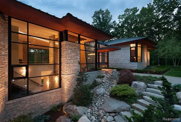 6956 Cooley Lake RD, White Lake Charter Township, MI 48383