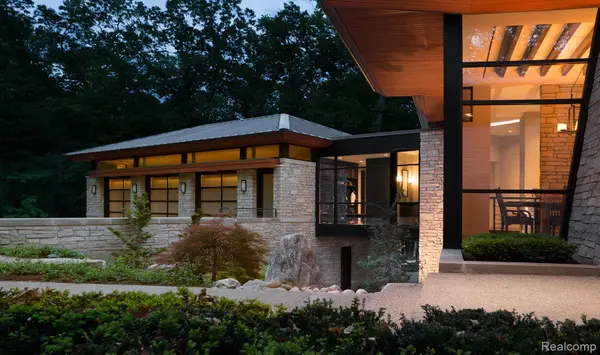 6956 Cooley Lake RD, White Lake Charter Township, MI 48383