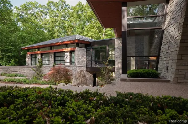 6956 Cooley Lake RD, White Lake Charter Township, MI 48383