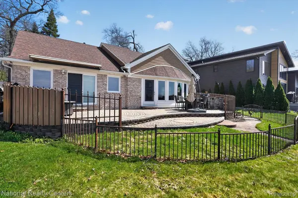 560 Black Oaks TRL, Howell, MI 48843