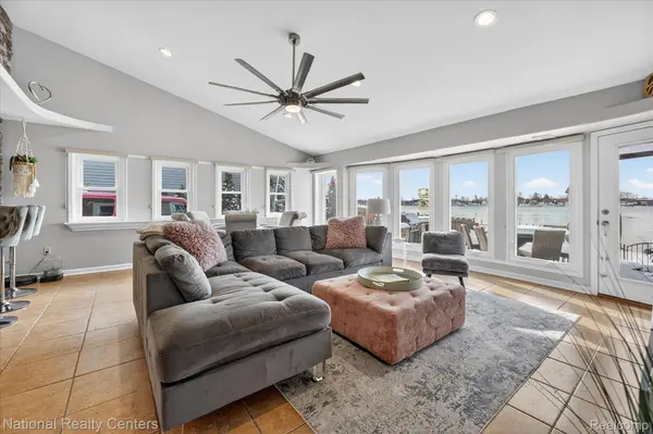 560 Black Oaks TRL, Howell, MI 48843