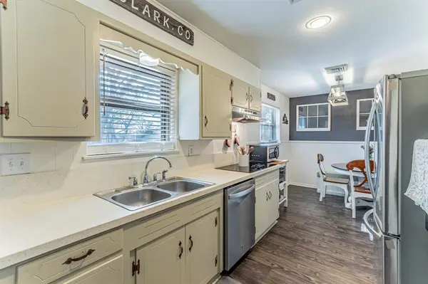 708 N Stewart Street, Azle, TX 76020