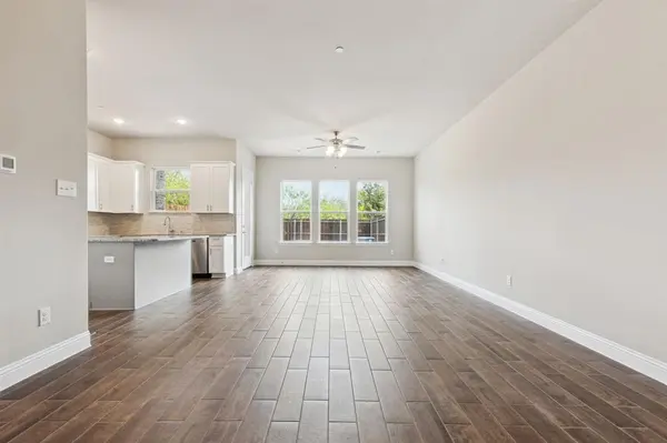 548 Hutchinson Lane, Lewisville, TX 75077