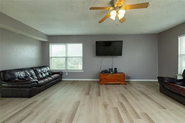 522 Royal Valley Road, Grand Prairie, TX 75052